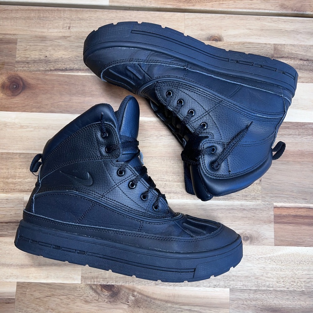 Nike High ACG Shoes 7Y. Like new.